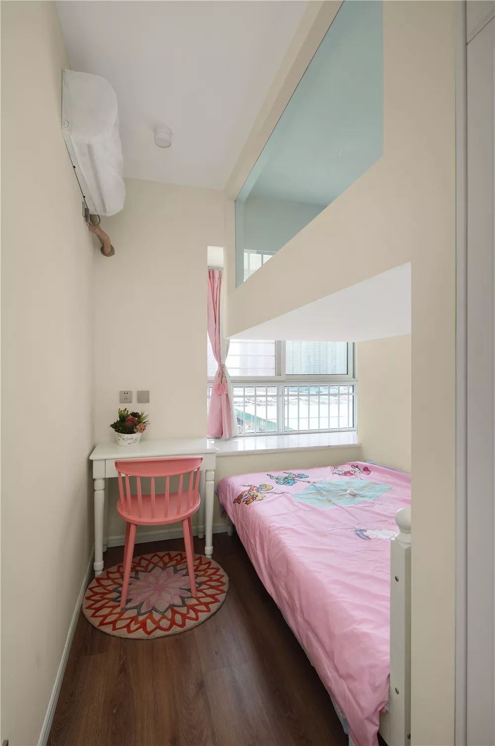 同时上铺的隔断采用透明玻璃,保证了两个房间的光线都足够明亮.